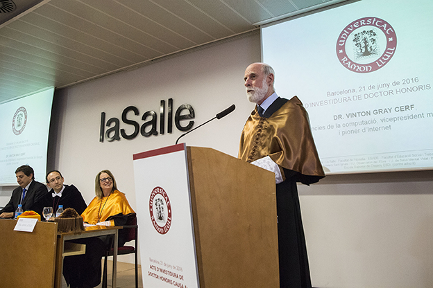 El inventor de los protocolos TCP / IP, que permitieron la creación de Internet, fue investido como Doctor Honoris Causa por la Universidad Ramon Llull el pasado mes de junio.